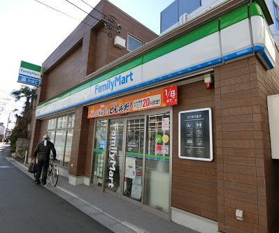 コンビニ　ファミリーマート 駒沢大学駅前店（コンビニ）まで105m