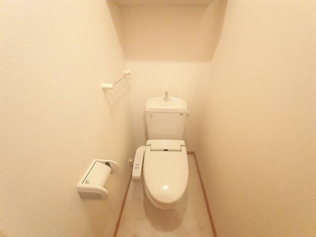 トイレ　収納完備の温水洗浄便座です！
