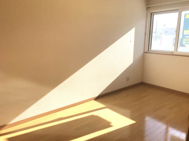 その他部屋・スペース　寝室も日光入ります♪
