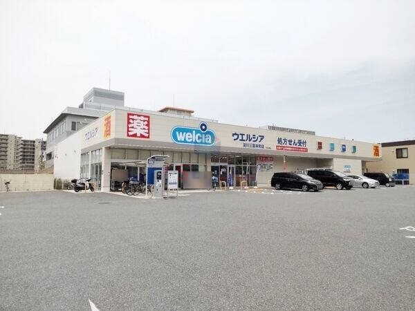 ドラックストア　ウェルシア淀川三国本町店（ドラッグストア）まで400m