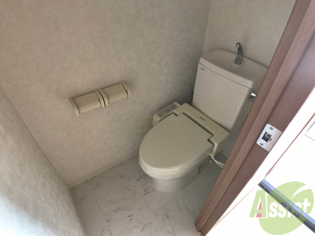 トイレ　ウォシュレット付きです。オシリにやさしい設備です。