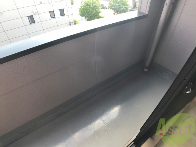 バルコニー　バルコニーです。洗濯物を干すのに十分スペースがありますね。