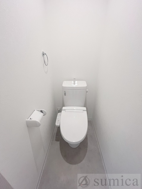 トイレ　人気アイテムの温水洗浄便座。清潔感のあるトイレです。