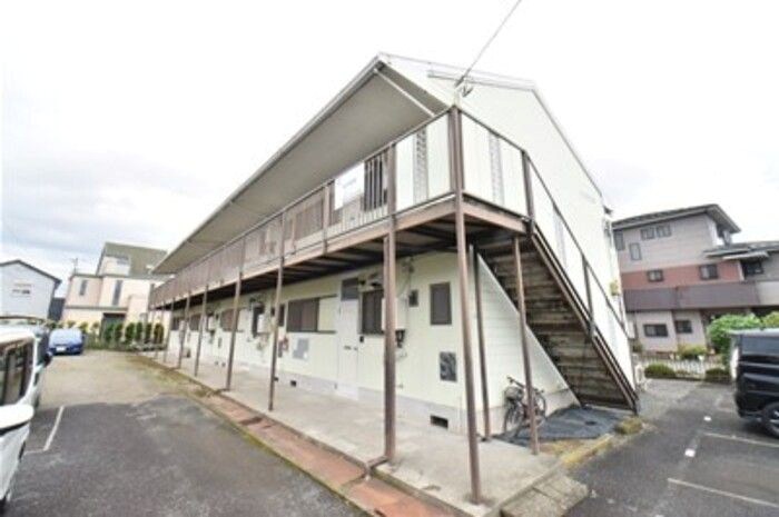 小田急小田原線 本厚木駅 バス乗車時間：16分 最寄りバス停で下車 徒歩8分 築41年