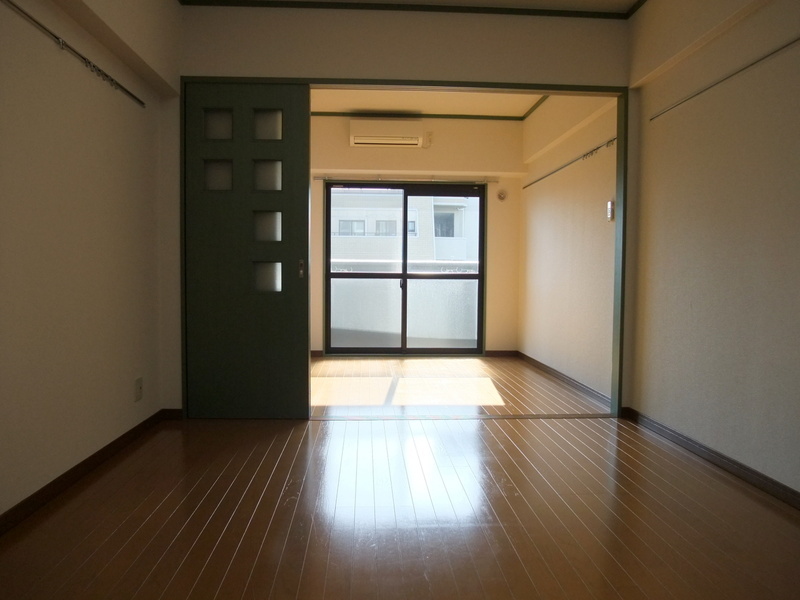 ロイヤル渡辺通154の居間写真