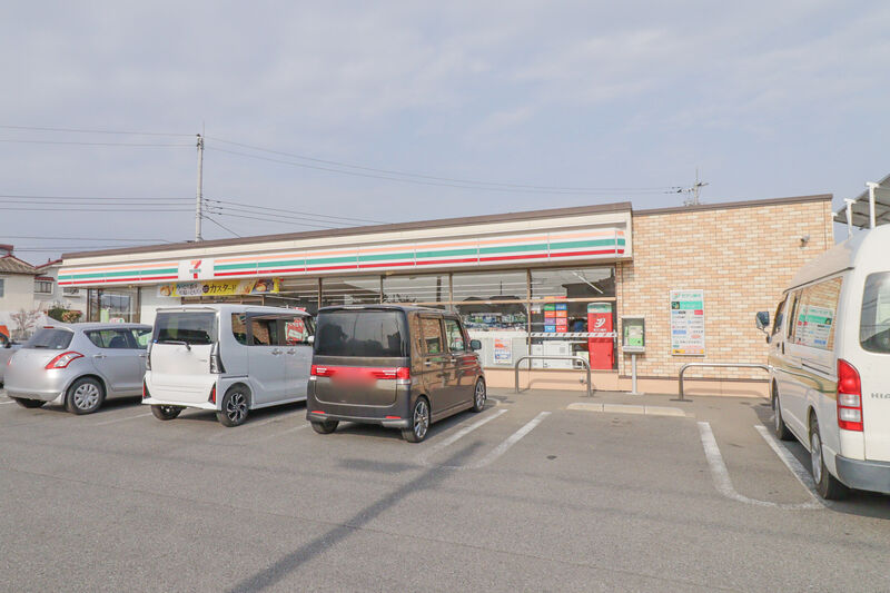 コンビニ　セブンイレブン伊勢崎流通団地東店（コンビニ）まで617m