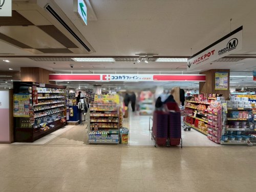 ドラックストア　ココカラファインプラスイズミヤ昆陽店（ドラッグストア）まで596m