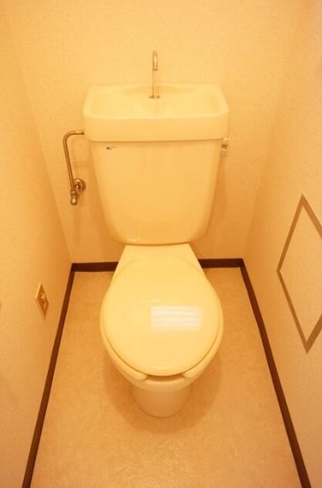 ＪＲ中央線 中野駅 徒歩6分 3階建 築38年のトイレ写真