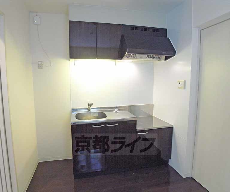 キッチン　落ち着いたカラーのキッチンスペース