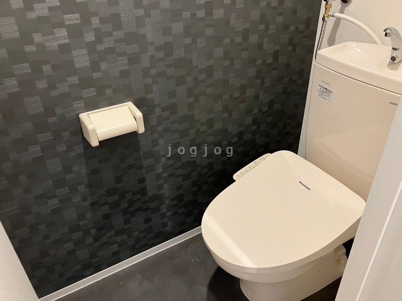 トイレ　嬉しい温水洗浄便座付きのトイレです。