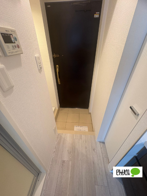 玄関　写真は同タイプのお部屋