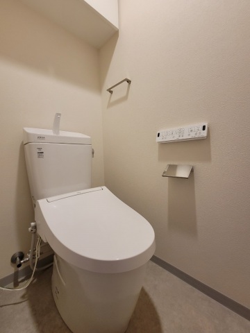 小田急線 読売ランド前駅 徒歩9分 3階建 築4年のトイレ写真