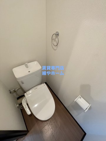 トイレ　落ち着いた色調のトイレです