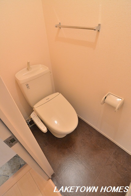 トイレ　上部に収納棚のある温水洗浄暖房便座のトイレです。