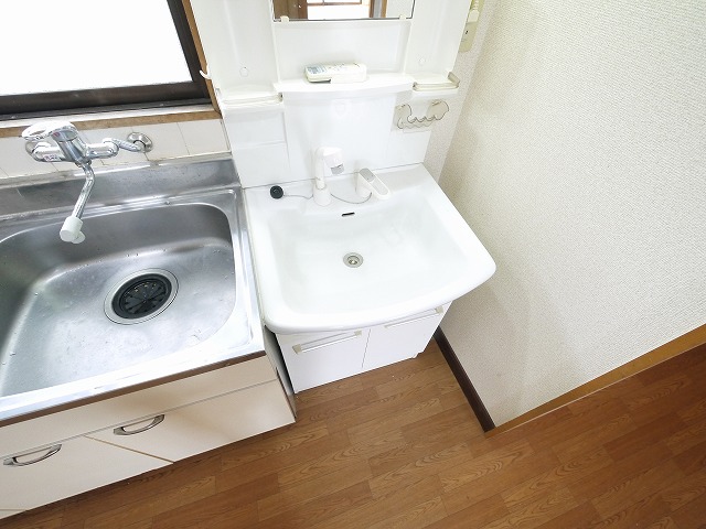 洗面設備　朝の支度にも助かる、独立の洗髪洗面化粧台