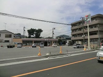 コンビニ　セブン-イレブン八王子散田1丁目店（コンビニ）まで747m