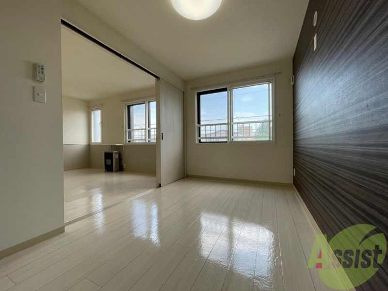 その他部屋・スペース　寝室はこちらです。光が差し込む、温かみのあるお部屋です。