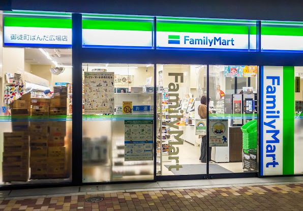 コンビニ　ファミリーマート御徒町ぱんだ広場店（コンビニ）まで149m