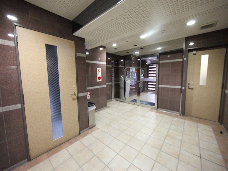 エントランス　エントランス　オートロック　宅配ＢＯＸ　防犯カメラ