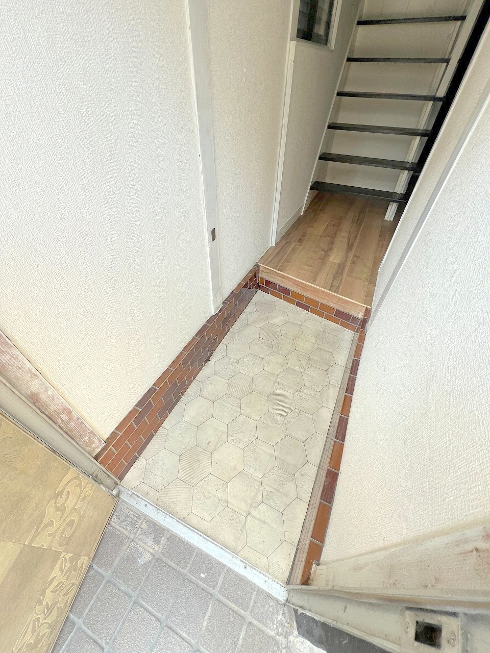 ＪＲ関西本線 八尾駅 徒歩10分 2階建 築55年の玄関写真