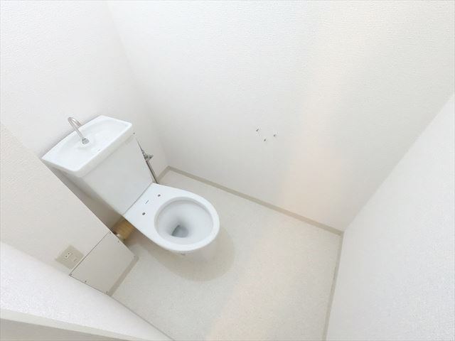 ＪＲ東海道本線 六甲道駅 徒歩7分 8階建 築40年のトイレ写真