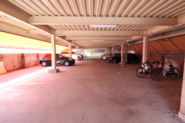 駐車場　屋根付き駐車場