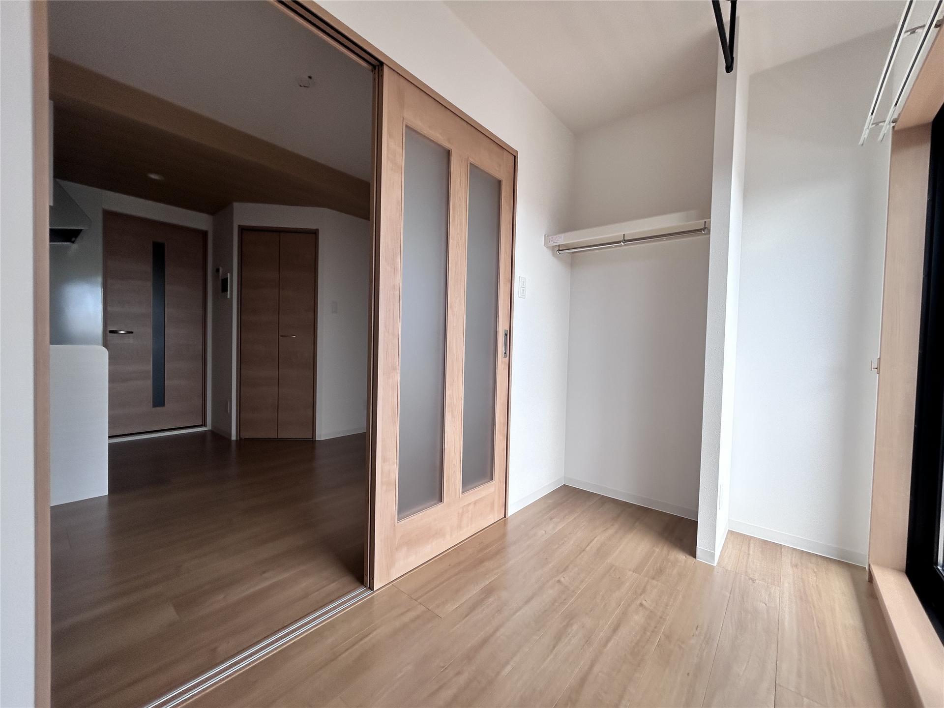 その他部屋・スペース　ハンガーパイプ付き収納で使いやすい洋室です