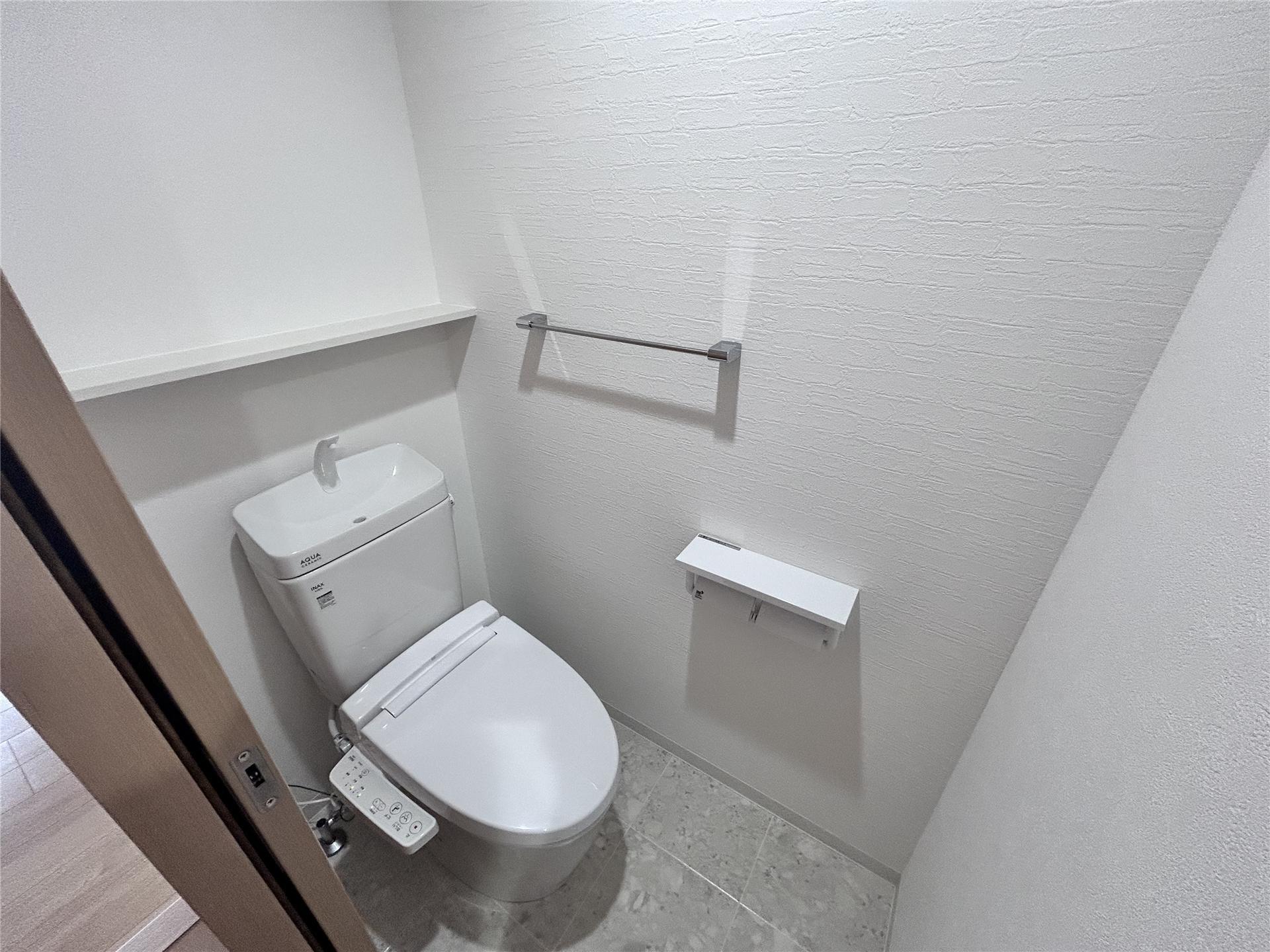 トイレ　温水洗浄便座付きのトイレです