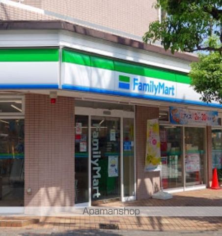 コンビニ　ファミリーマート大森北店（コンビニ）まで216m