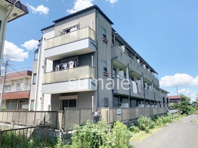 建物外観　3階建てのアパートです☆