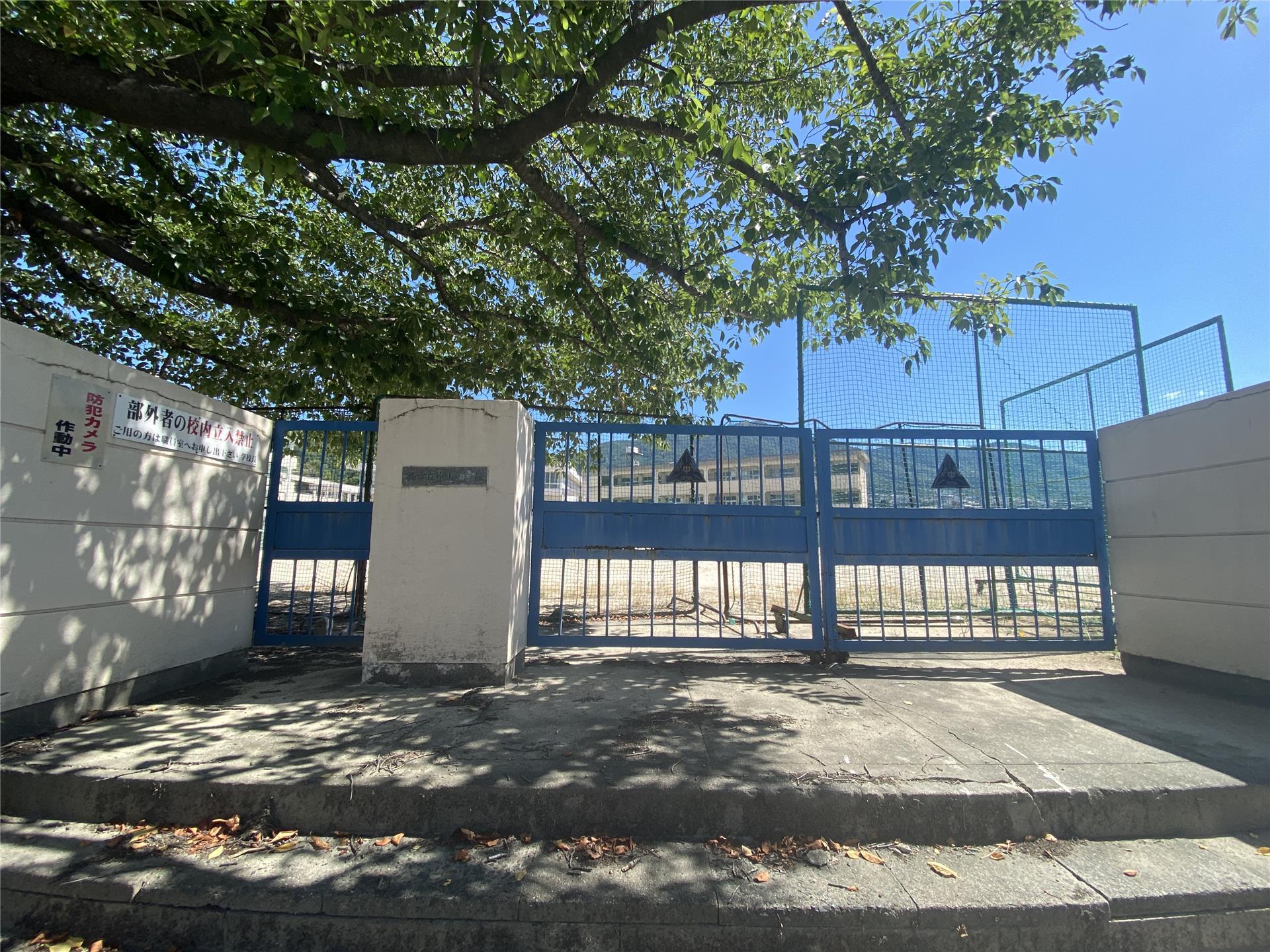 中学校　片山中学校（中学校）まで350m