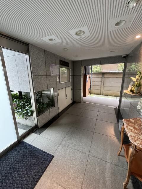 都営大江戸線 若松河田駅 徒歩2分 3階建 築39年の外観写真