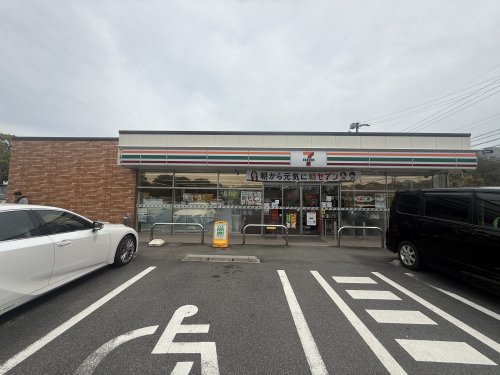 コンビニ　セブンイレブン四日市小生町店（コンビニ）まで471m