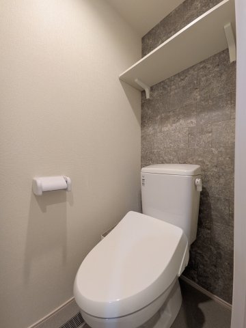 トイレ　落ち着いた色調のトイレです