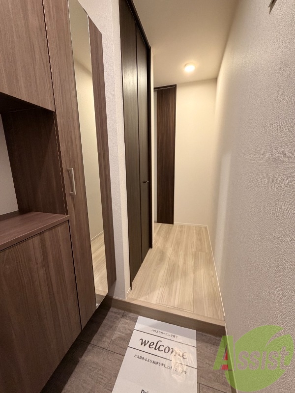 玄関　玄関からはこんな感じ。広々とした空間ですね。