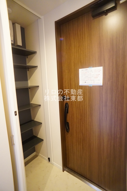 玄関　玄関には下駄箱があるのでスッキリとした空間を保てます