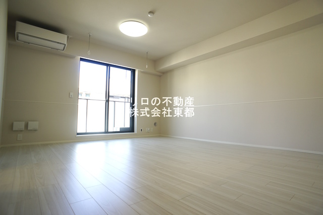 居室・リビング　広いリビングはゆったりくつろげる憩いの空間♪