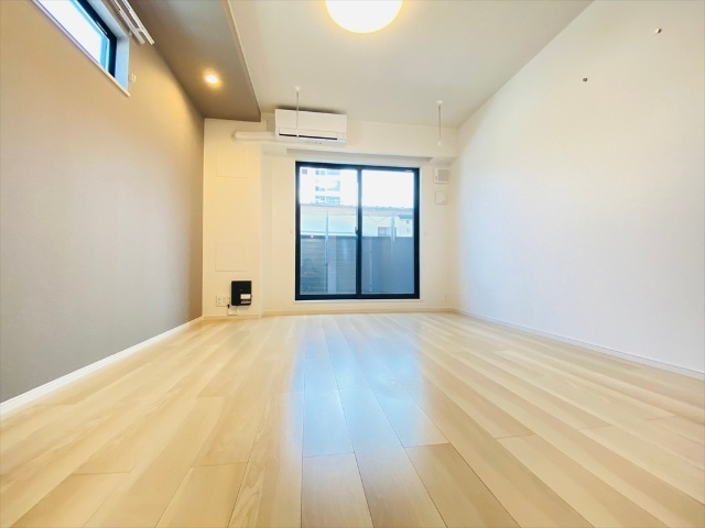 居室・リビング　同一建物内２０１号室内装写真になります。