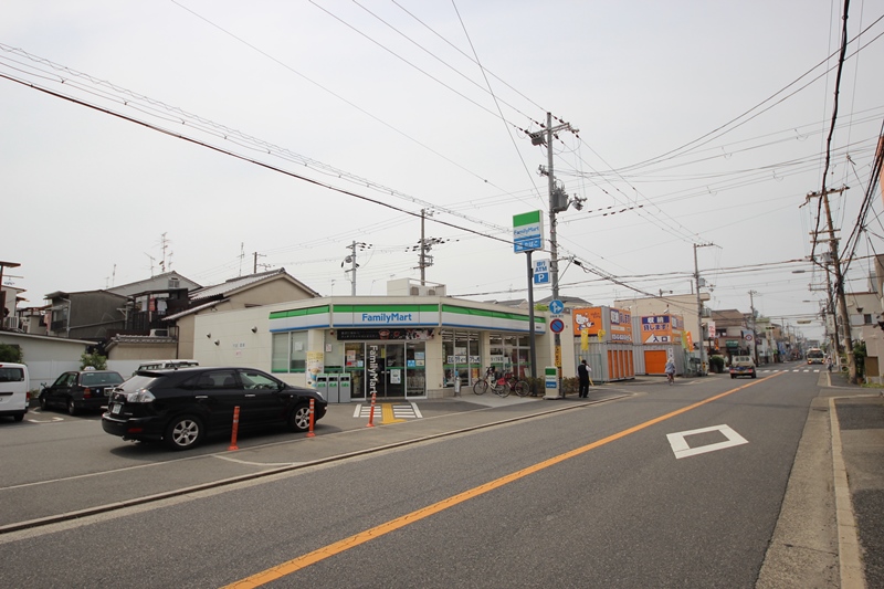 コンビニ　ファミリーマート西難波町店（コンビニ）まで302m