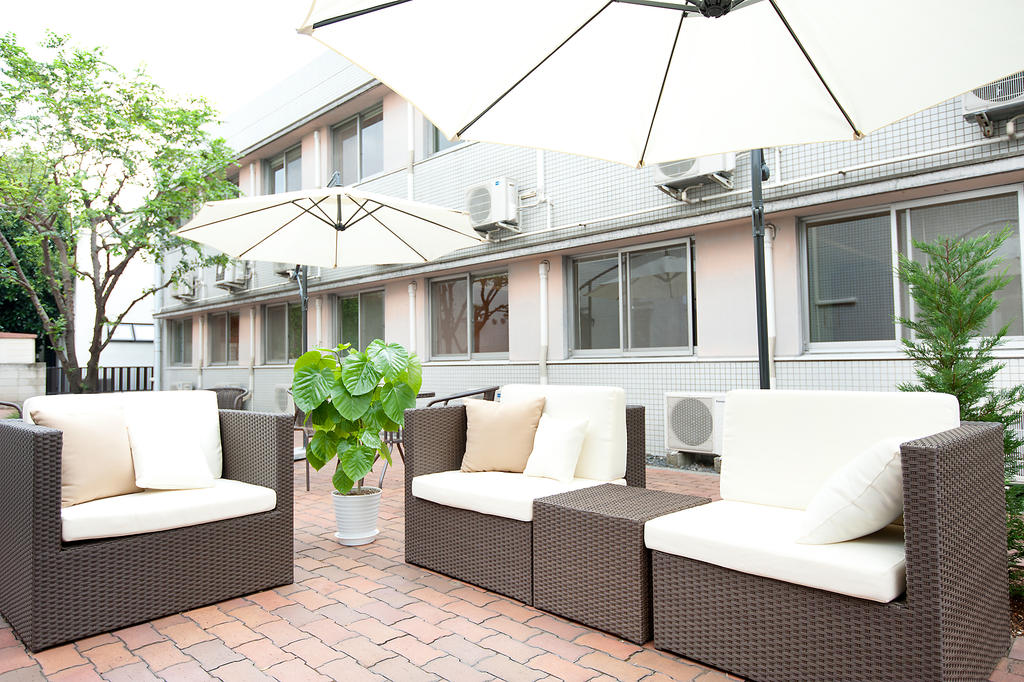 庭　中庭のテラスではご飯を食べたり、日向ぼっこができます！