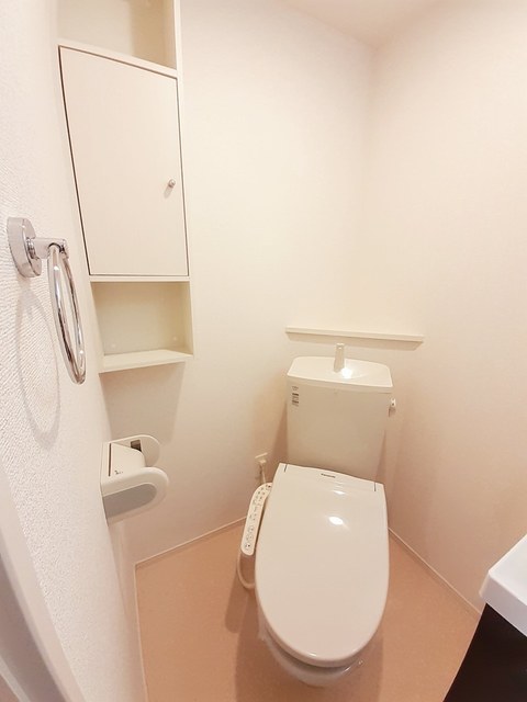 トイレ　温水洗浄暖房便座です。