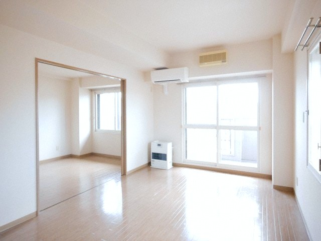 居室・リビング　陽当り良好で明るいリビングです♪