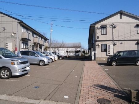 【上越市柿崎区柿崎のアパートの駐車場】