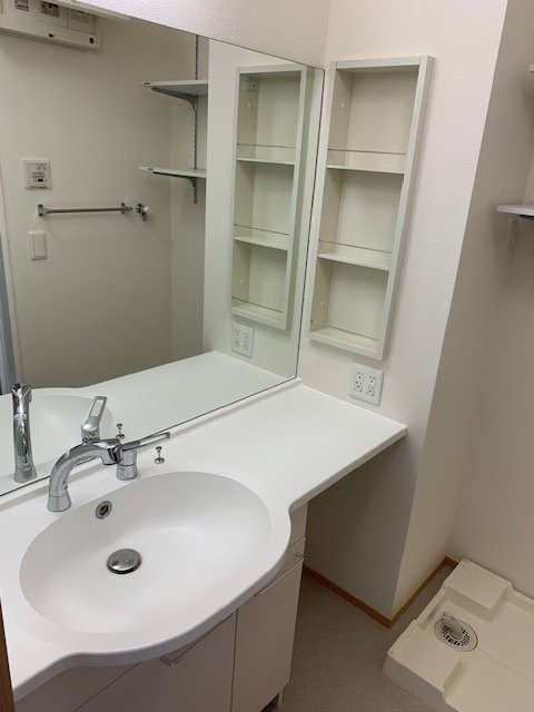 洗面設備　鏡の大きいカウンタータイプの洗髪洗面化粧台