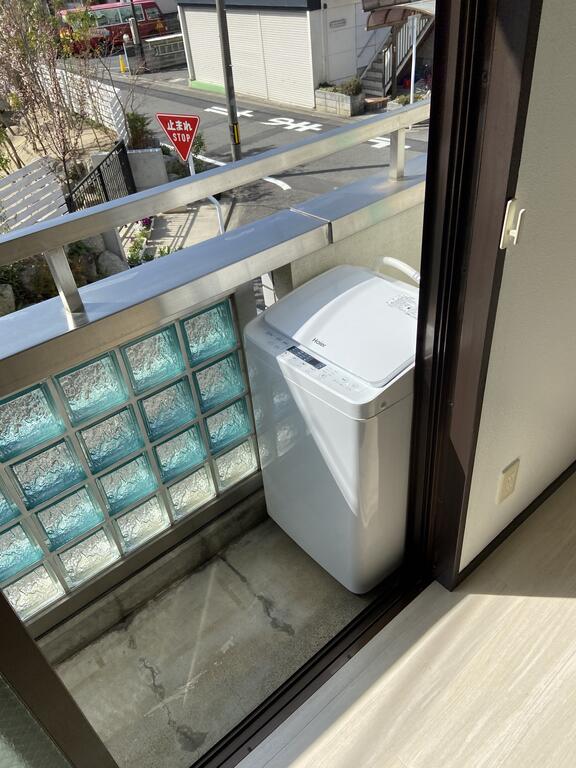 バルコニー　新品の洗濯機つきます