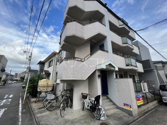 名古屋市中川区柳瀬町のマンションの建物外観