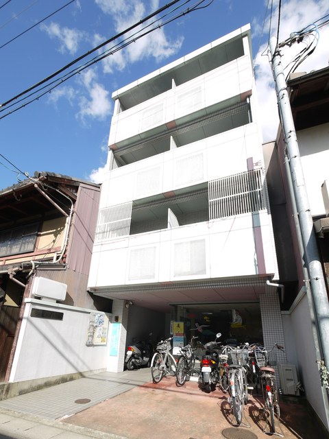 京都市東山区本町４丁目のマンションの建物外観