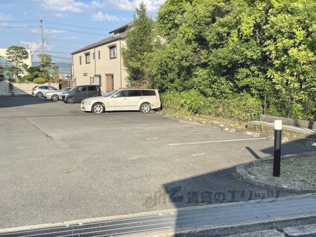 【レオパレス下狛の駐車場】