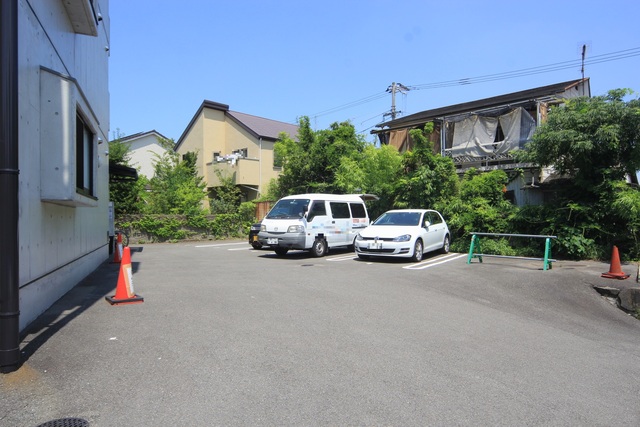 【カーサ朝日ヶ丘の駐車場】