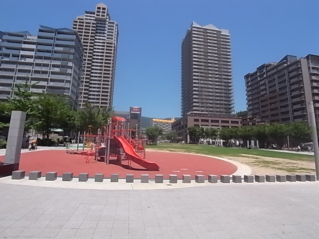 【神戸市灘区下河原通のマンションの公園】